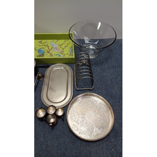 65 - A quantity of assorted domestic wares including a wicker picnic hamper, stainless steel vacuum jug, ... 