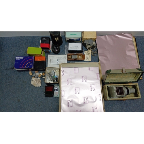 84 - A collection of photographic equipment including a Halina 35mm compact camera in box, an Ilford Pixi... 