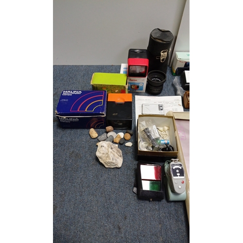84 - A collection of photographic equipment including a Halina 35mm compact camera in box, an Ilford Pixi... 