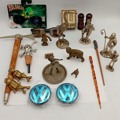 90 - A mixed group of small collectibles including novelty sunglasses, Volkswagen emblem discs, a wooden-... 