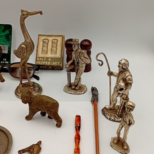 90 - A mixed group of small collectibles including novelty sunglasses, Volkswagen emblem discs, a wooden-... 
