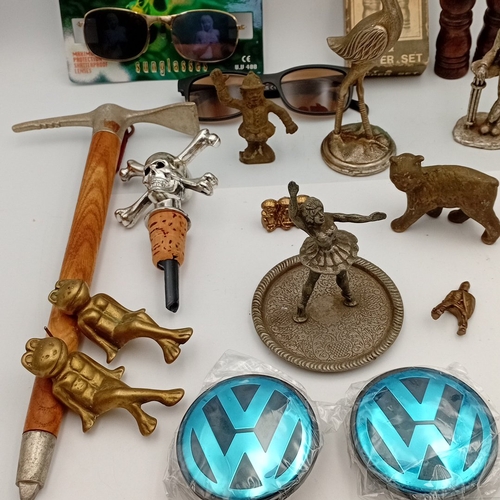 90 - A mixed group of small collectibles including novelty sunglasses, Volkswagen emblem discs, a wooden-... 