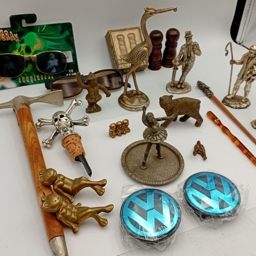 90 - A mixed group of small collectibles including novelty sunglasses, Volkswagen emblem discs, a wooden-... 