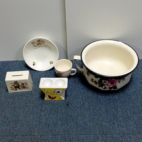 91 - A group of ceramic wares including a large floral-decorated enamel chamber pot with cover, a child’s... 