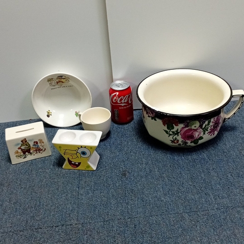 91 - A group of ceramic wares including a large floral-decorated enamel chamber pot with cover, a child’s... 