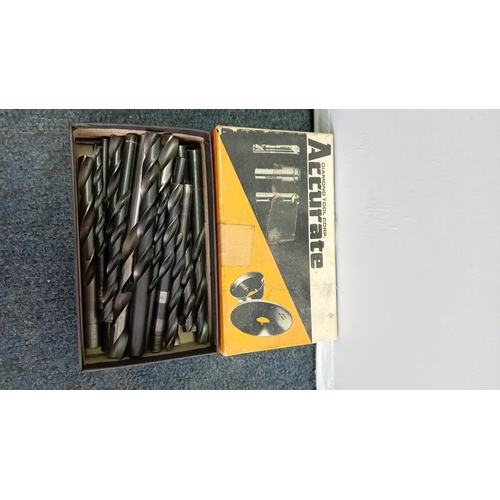 95 - A group of machinist’s workshop tools including Mitutoyo magnetic indicator stands, a Fanretto toolm... 