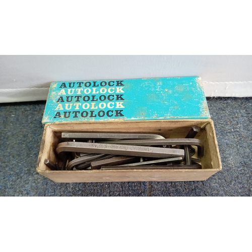 95 - A group of machinist’s workshop tools including Mitutoyo magnetic indicator stands, a Fanretto toolm... 
