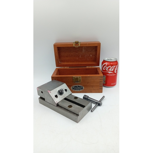 96 - A group of precision engineering measuring tools, including a Mercer Model 107 dial indicator and cl... 