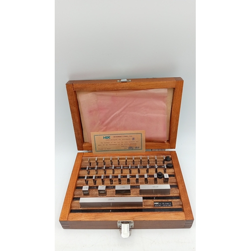 96 - A group of precision engineering measuring tools, including a Mercer Model 107 dial indicator and cl... 