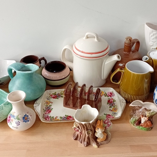 28 - A mixed lot of mid-20th century ceramic tablewares and ornaments, including an earthenware teapot, j... 