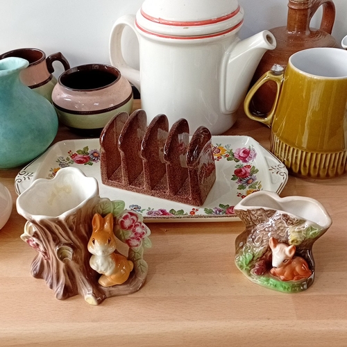28 - A mixed lot of mid-20th century ceramic tablewares and ornaments, including an earthenware teapot, j... 