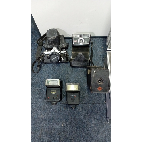 17 - A group of vintage photographic and cine equipment including a Canon E200 8mm video camcorder in fit... 