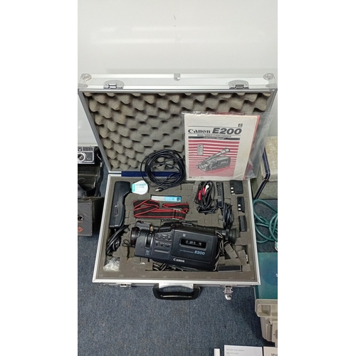 17 - A group of vintage photographic and cine equipment including a Canon E200 8mm video camcorder in fit... 