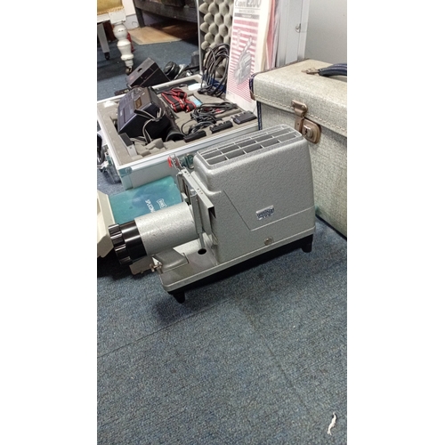 17 - A group of vintage photographic and cine equipment including a Canon E200 8mm video camcorder in fit... 