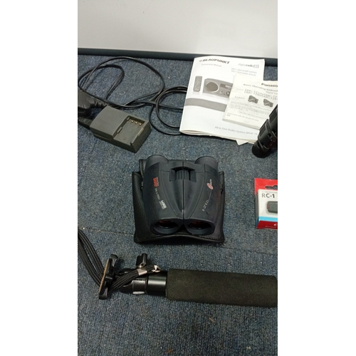 18 - A mixed group of photographic and personal accessories including a Camlink tripod (TPPRE-27) with ca... 