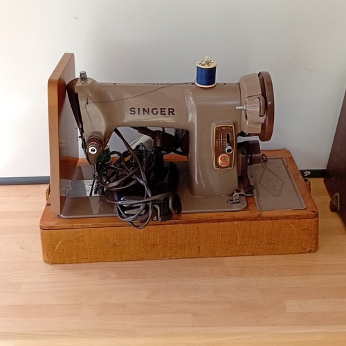 58 - Singer Manufacturing Co. electric sewing machine, Made in Great Britain, in grey enamelled metal wit... 