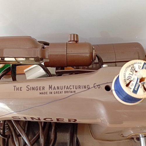 58 - Singer Manufacturing Co. electric sewing machine, Made in Great Britain, in grey enamelled metal wit... 
