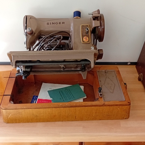 58 - Singer Manufacturing Co. electric sewing machine, Made in Great Britain, in grey enamelled metal wit... 