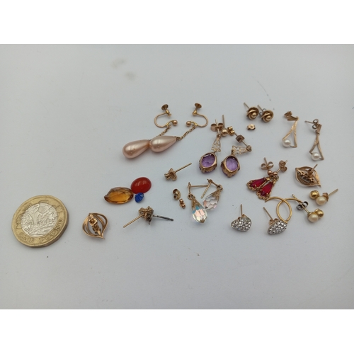 116 - A collection of 9ct gold & yellow metal earrings & loose stones. Total weight 15.19 grams.