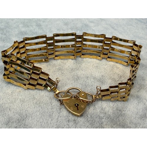 398 - A heavy 9ct gold gate bracelet 7 inches long. Weight 9.6g