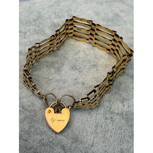 398 - A heavy 9ct gold gate bracelet 7 inches long. Weight 9.6g