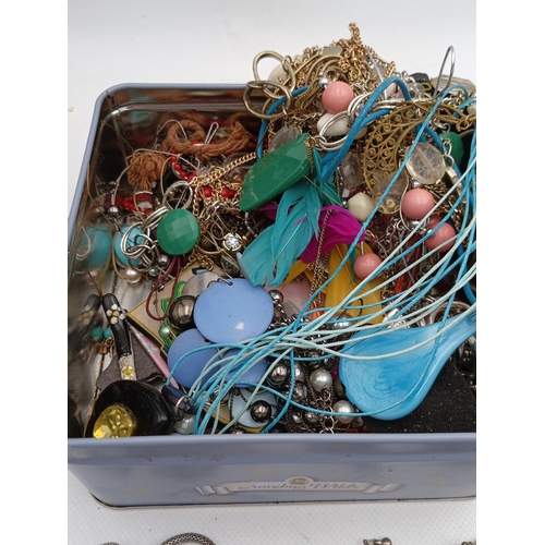 20 - A group of travel souvenir fridge magnets, including St Agnes, Panama, Uganda, Singapore, Thailand, ... 