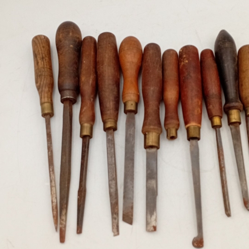 32 - A quantity of turn-of-the-century style wood-handled woodworking chisels and gouges, various profile... 