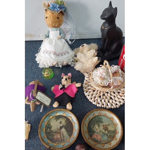 58 - A mixed lot of decorative objects including assorted resin animal figures, a metal skier sculpture, ... 