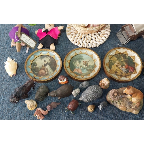 58 - A mixed lot of decorative objects including assorted resin animal figures, a metal skier sculpture, ... 