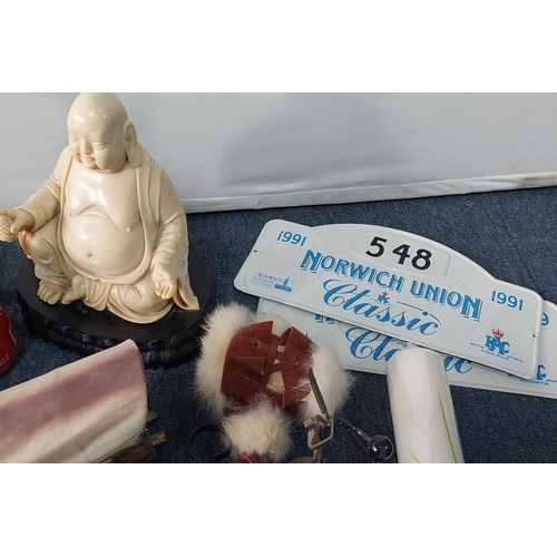 58 - A mixed lot of decorative objects including assorted resin animal figures, a metal skier sculpture, ... 