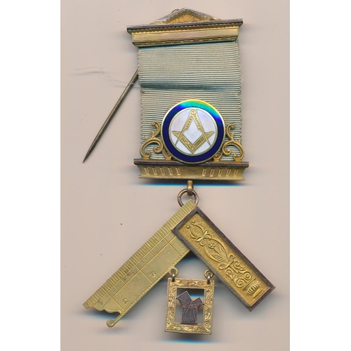 69 - Masonic Past Master 9ct gold and enamel jewel by Toye & Cn London, inscribed to rear 