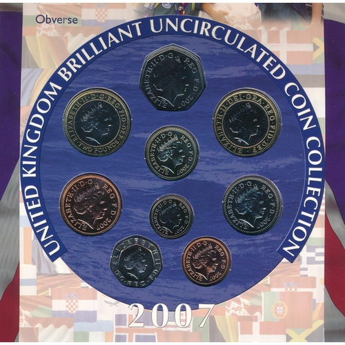 272 - Collection with UK uncirculated year sets 1982, 1985 (2), 1986 and 2007, uncirculated coins packs wi... 