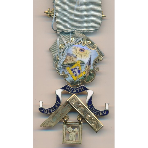 70 - Masonic 9ct gold past masters jewel Bexley Heath Lodge No.4918, with attractive enamelled shield, in... 