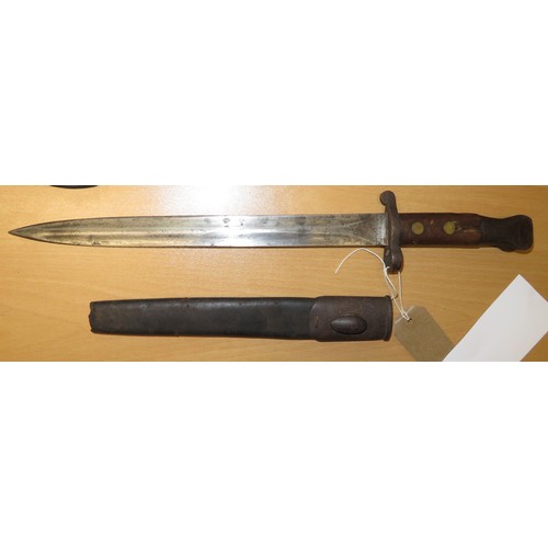 50 - British Victorian bayonet with metal and leather scabbard, marked VR EFD 98, blade length 30cm. Scab... 