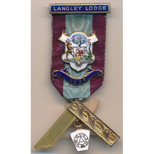 71 - Masonic 9ct gold and enamel jewel, Langley Lodge No.28, inscribed to back 