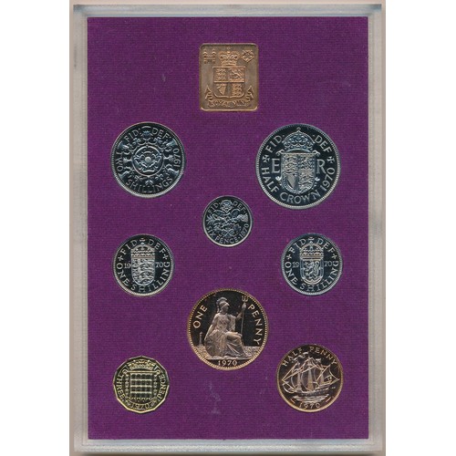 269 - Collection of GB proof sets with date run of flat packs 1970-82 (13) and in blue cases 1983-86, 1992... 