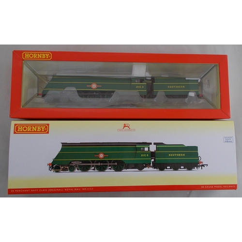 45 - Hornby. Pair of DCC Ready Merchant Navy class locomotives, generally excellent in excellent boxes, w... 