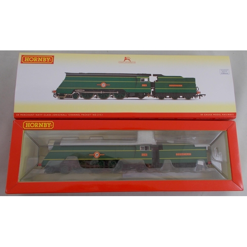 45 - Hornby. Pair of DCC Ready Merchant Navy class locomotives, generally excellent in excellent boxes, w... 