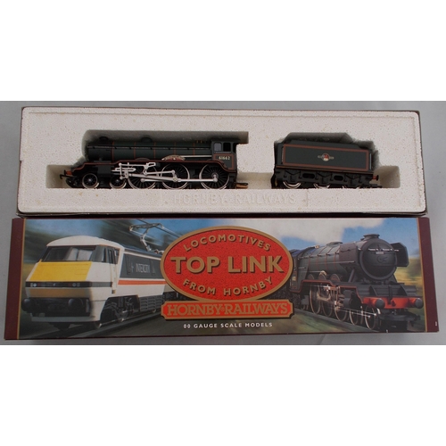 45 - Hornby. Pair of DCC Ready Merchant Navy class locomotives, generally excellent in excellent boxes, w... 