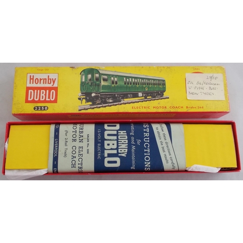 39 - Hornby Dublo. 2-rail 2-car SR green S65326 Electric Motor Coach Brake/2nd No. 2250, generally excell... 