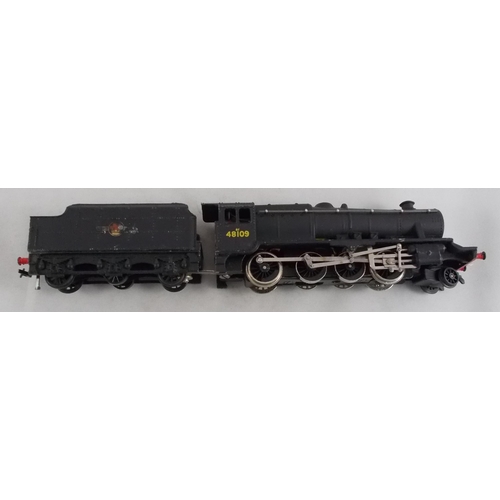 40 - Hornby Dublo. 2-rail BR black 48109 8F Class  2-8-0 locomotive and tender No. 2225, generally excell... 