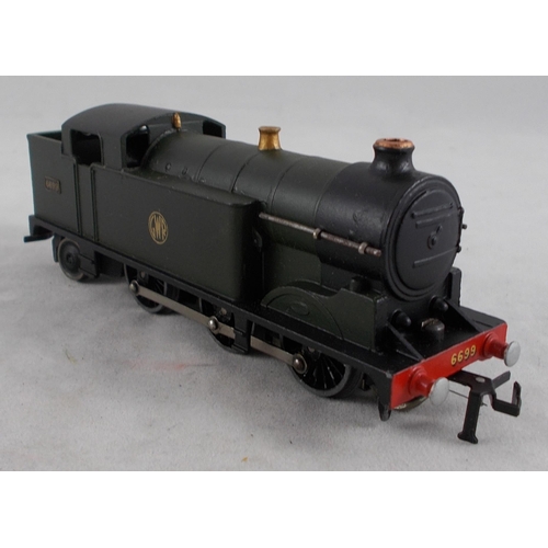 33 - Hornby Dublo. Collection of 3-rail EDL7 0-6-2 locomotives, generally excellent to good plus in good ... 