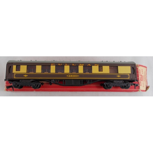 43 - Hornby Dublo. Collection of 2-rail or 3-rail Pullman brown and cream coaches, generally excellent in... 