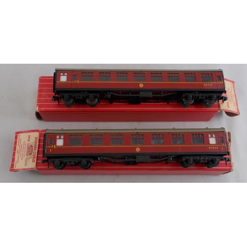 38 - Hornby Dublo. 2-rail or 3-rail collection, generally excellent in good plus boxes, with maroon coach... 