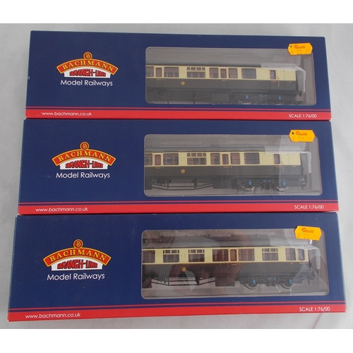 5 - Bachmann. Collection of coaches in various liveries, generally excellent in excellent to good plus b... 