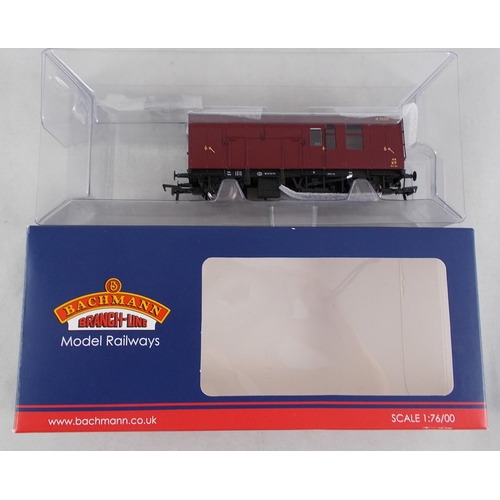 10 - Bachmann. Collection of coaches and wagons, generally excellent in excellent boxes, with BR olive gr... 