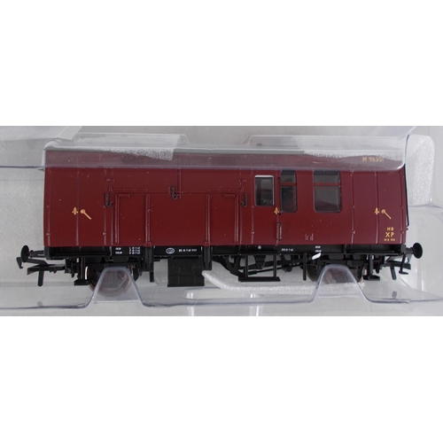 10 - Bachmann. Collection of coaches and wagons, generally excellent in excellent boxes, with BR olive gr... 