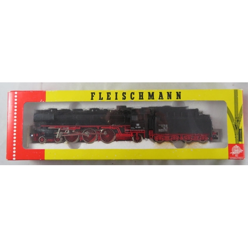 13 - Fleischmann. HO gauge  DB black 01 220 4-6-2 locomotive and tender Class 01 No. 4170, generally exce... 