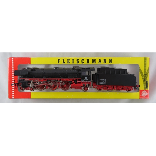 13 - Fleischmann. HO gauge  DB black 01 220 4-6-2 locomotive and tender Class 01 No. 4170, generally exce... 