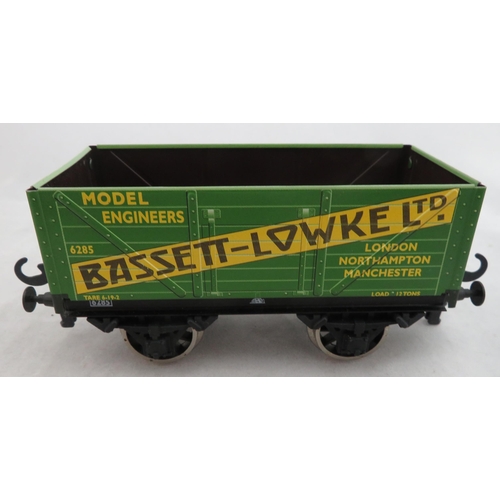 64 - Bassett-Lowke (Corgi). O gauge 1x7-Plank Private Owner Coal Wagon No. B99036, excellent in excellent... 